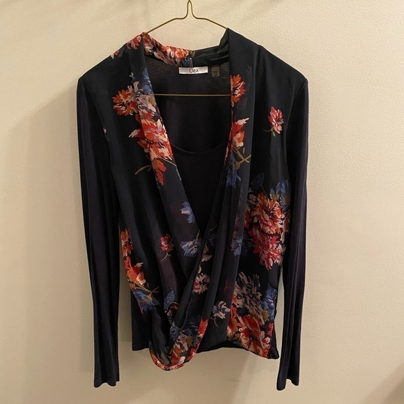 Dex navy floral wrap top size small - Picture 6 of 6